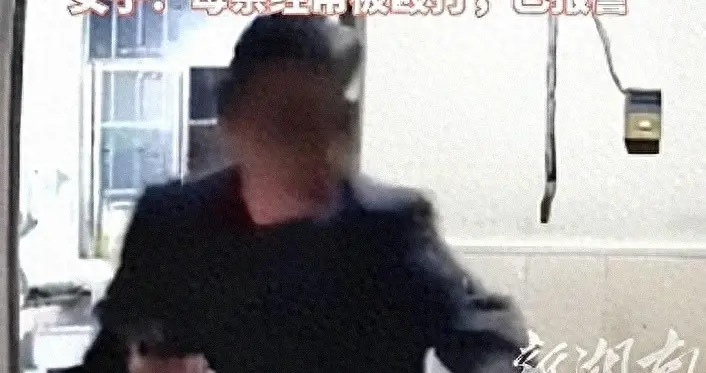 男子暴打93岁母亲后续！扇耳光、拽头发，人已落网，打人原因曝光