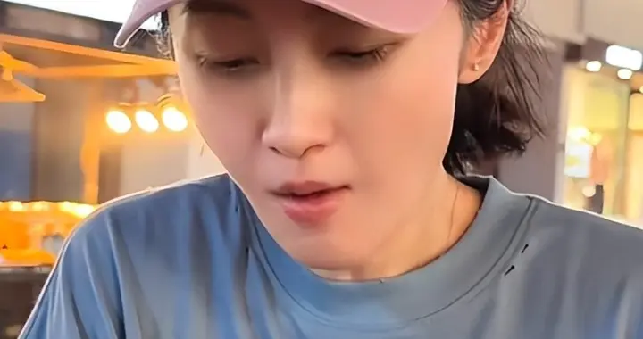 姚笛褪去明星光环，回老家逛夜市超有烟火气，坦言独自吃饭很孤单