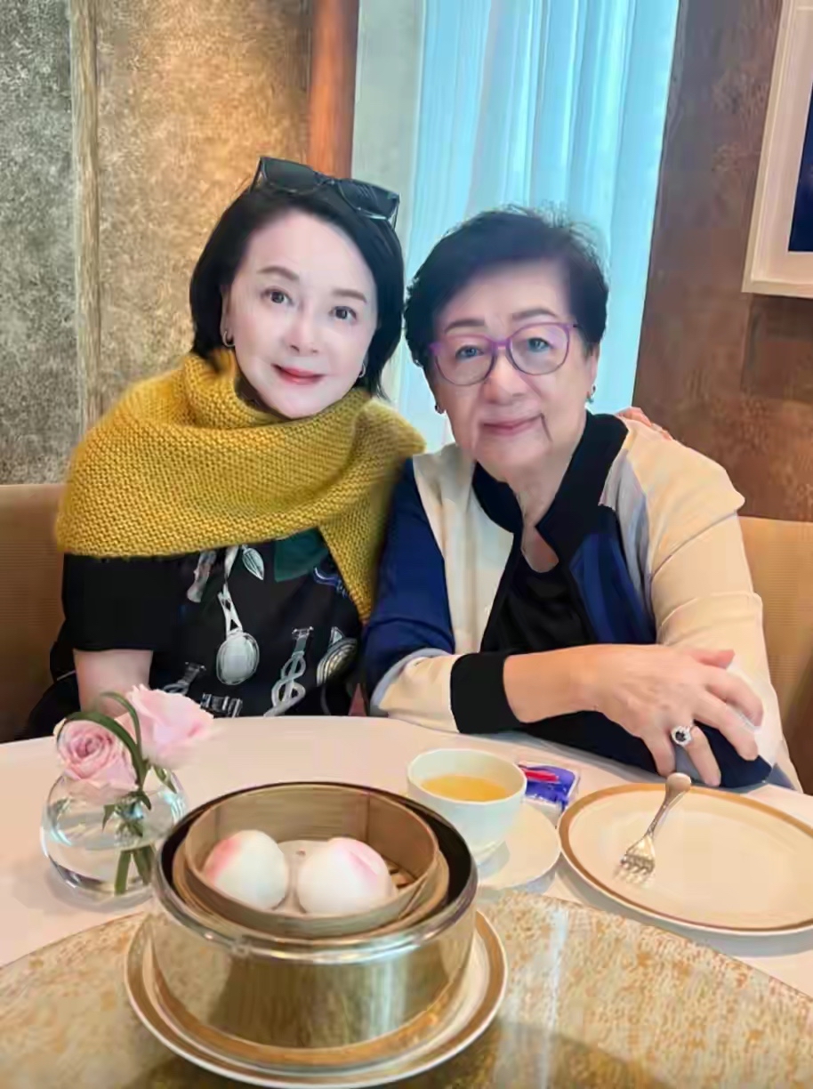 梁朝伟86岁母亲罕见露面！一头黑发好年轻啊，穿搭贵气，和儿子儿媳妇像同...