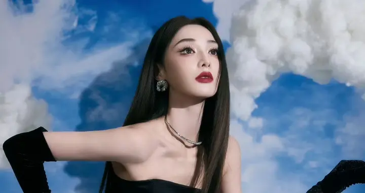 彭小苒今日份写真，像一只美丽动人的黑天鹅