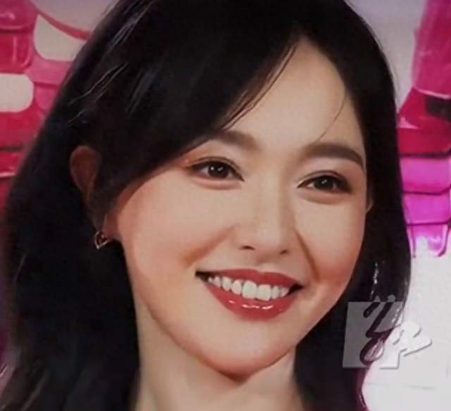 烈焰玫瑰与岁月从容，唐嫣的红裙美学，是一场绝地反击