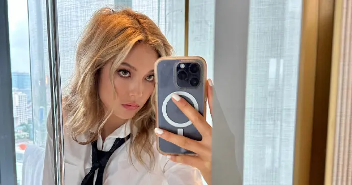 谷爱凌对镜自拍美图