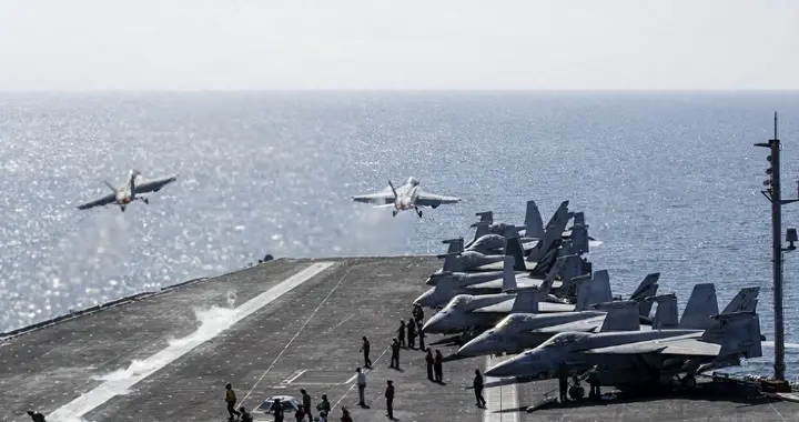 美军动手！16艘战舰封锁海峡，伊朗准备鱼死网破？全球跟着遭殃