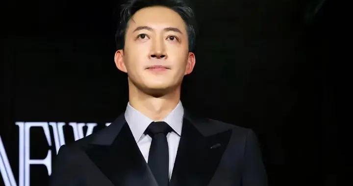 和蒋欣相恋多年，他转身娶了小四岁娇妻，如今妻子和他红透半边天