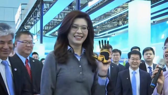 生活在别处：郑丽文又多了“一手”……一只