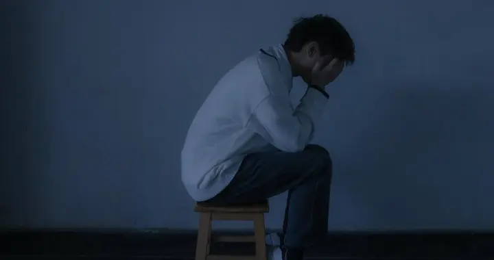 得抑郁症有什么表现，该怎么去治疗？