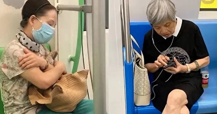 被上海地铁奶奶惊艳到：白发不染，穿搭时髦，却个个优雅到骨子里
