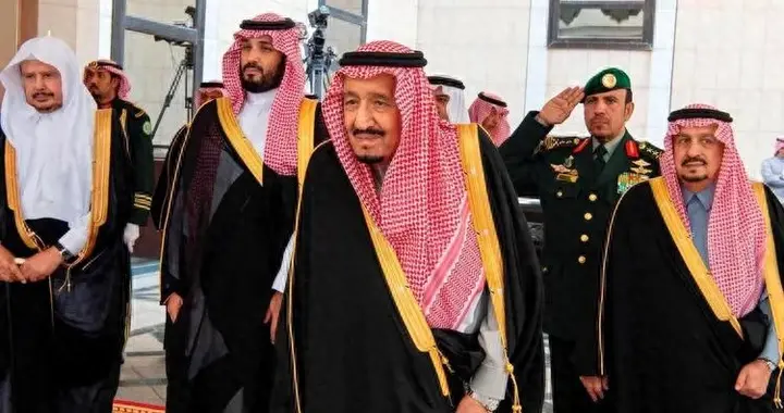 迪拜跌倒，香港吃饱？中东资本连夜拉响警报，新加坡不再受欢迎？