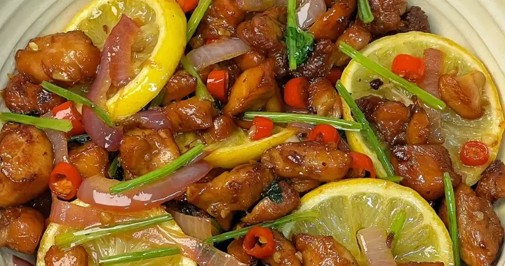 这道干煎柠檬鸡就是绝配。它酸爽解腻，正好中和草莓的甜腻感。