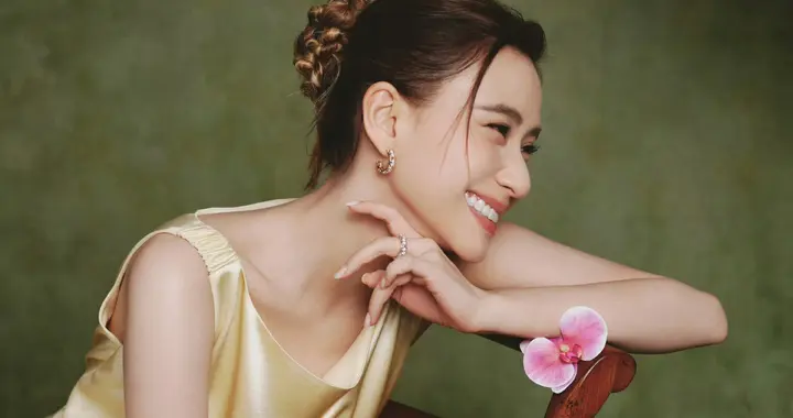 何超莲香槟色丝绸长裙，搭配盘发与花朵元素，尽显优雅温婉的气质