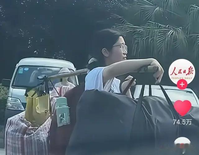 被人民日报报道，这位高考挑扁担女孩，撕开了多少家长的遮羞布！