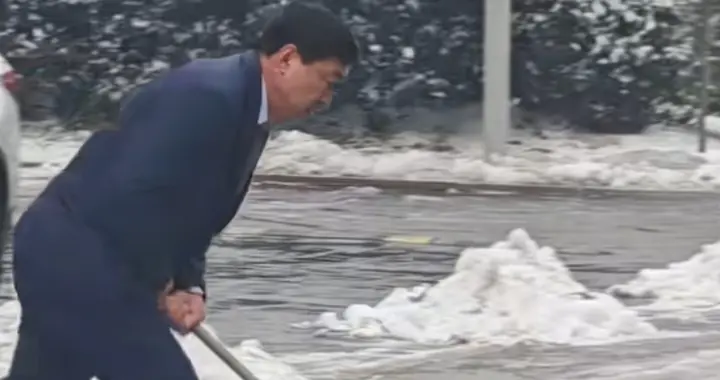 南京除雪工作遭全网热议！往年都是除雪标兵，今年怎么落后了！