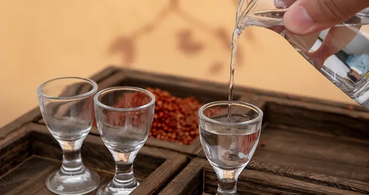 酒瘾自测：4种情况别硬扛？医生：这不是能忍的“习惯”