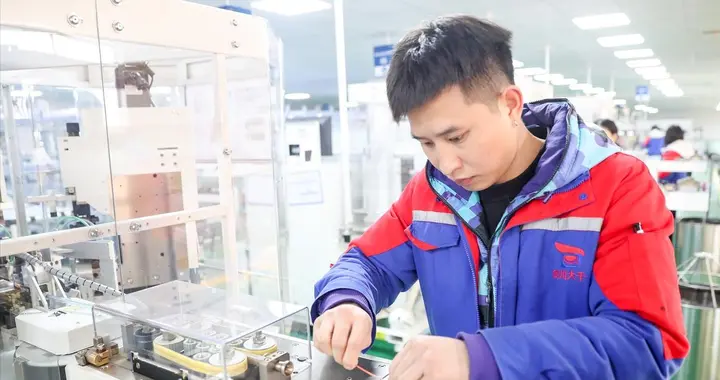 在老家月薪3千，江西00后晒一人食走红，网友看哭了：太真实了