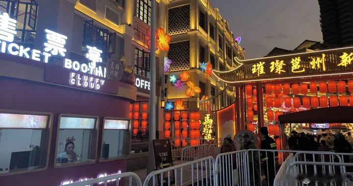 广西南宁这个灯会形成了巨大的反差，收费后现场冷冷清清