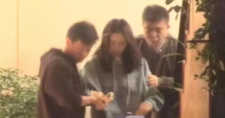 马苏新恋情疑曝光！醉酒后走路摇摇晃晃，李泓良送她回家举止亲密