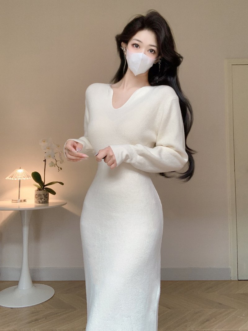 法式气质白色V领长袖针织连衣裙