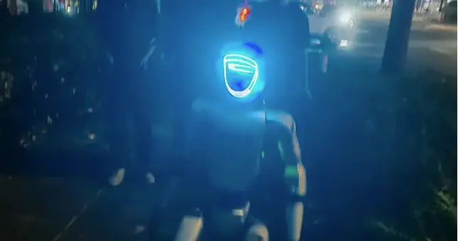 2026春晚成机器人秀，老外震惊，中国人形机器人产业化还有多远