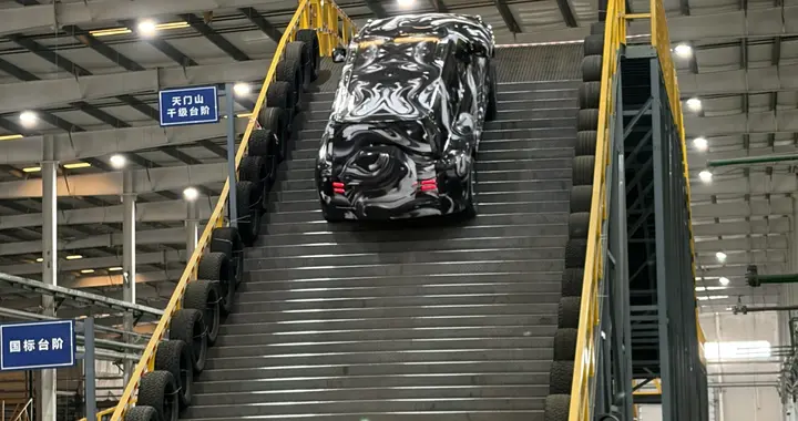 比亚迪把天门山天梯搬进了厂房