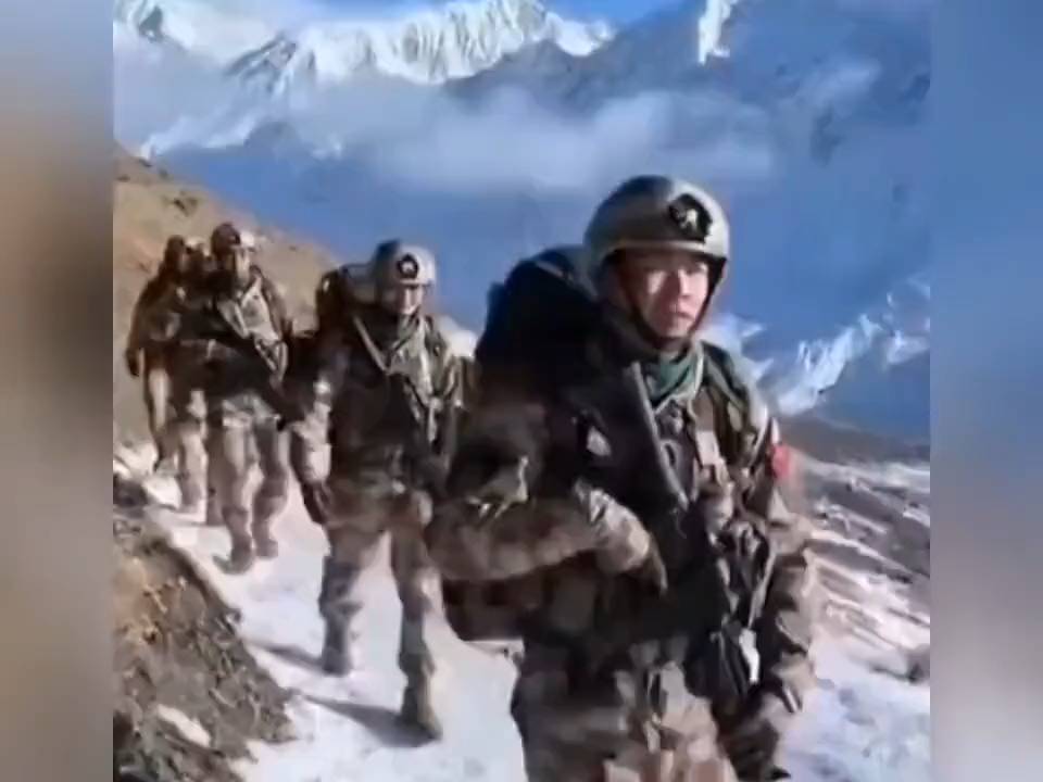 眼前是国门，身后是万家。致敬挺立在风雪边关的中国军人