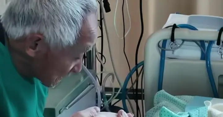 相守一生的告别，82岁老人105天跨城守妻，老伴被爱包围着离去