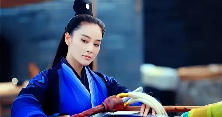 长大后才懂得，杨过抱紧李莫愁，她为何不挣扎反抗？还全身酸软？