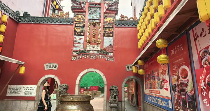 长沙闹市区的老建筑，拥有500余年历史，如今成为长沙美食代表地
