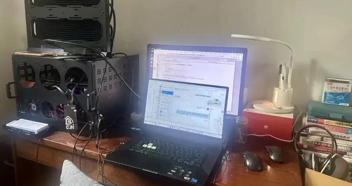 自闭症青年居家办公一年，妈妈定了6个闹钟监督他！