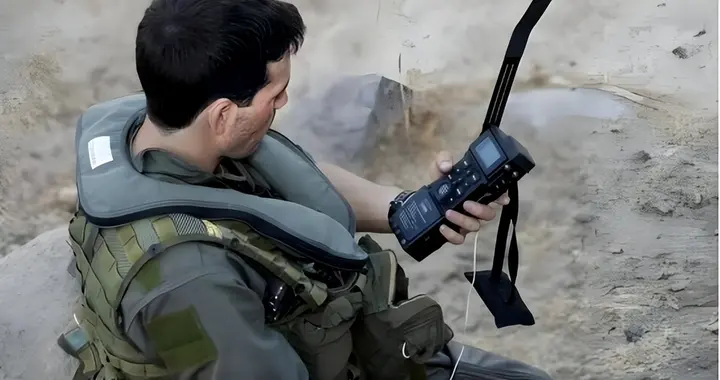 躲在伊朗山沟沟里，F-15飞行员用超级“大哥大”，叫来上百特种兵