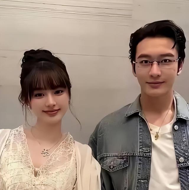 48岁黄晓明上海挡门帘，26岁胡冉儿背景曝光：这一回，他没走红毯走弄堂
