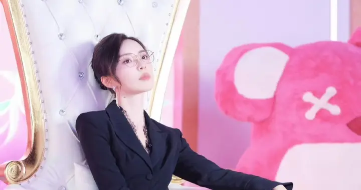 余霜一组酷美穿搭，眼镜黑西装，女王范儿十足的内娱姐姐。