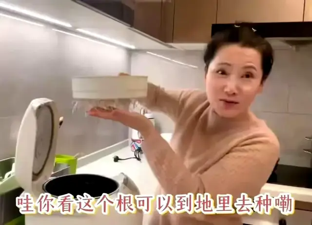 都说女人的手是第二张脸，何赛飞把这句话诠释到位的精致女人！​​​