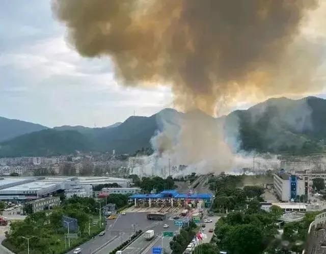 G15沈海高速大溪镇良山村附近发生一起触目惊心的油罐车爆炸事故