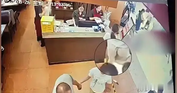 福建女子称被4岁男童摸屁股，男孩家长：不慎触碰，3次调解仍未果