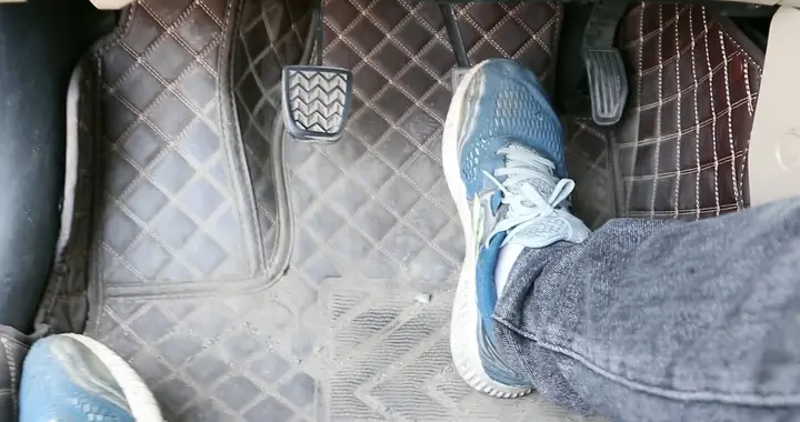 我开了3年车才知道：刹车前先踩死离合后刹车是大忌，都是经验