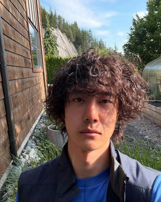 王一博更新自拍：素颜黑皮卷毛，向上的生命力比皮囊更有杀伤力