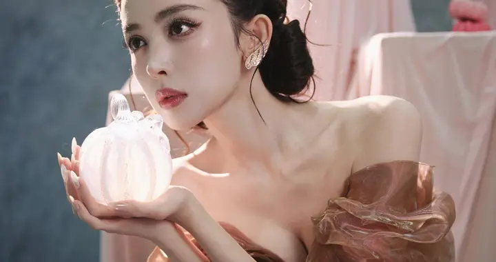娜扎鎏金礼服造型梦幻又高级，搭配蛋糕布景尽显甜美与优雅
