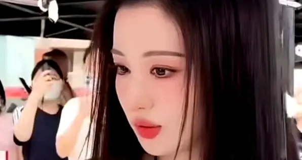 王楚然被烟人逼的没法了，都开始佩戴空气净化器上班了