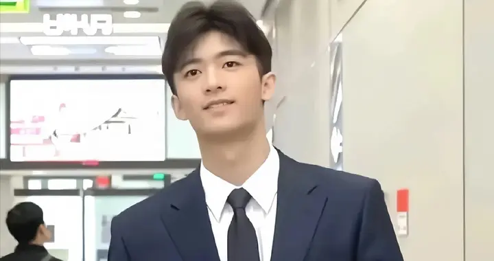 18岁谢振轩穿西装照曝光，颜值气质已赶超谢霆锋！网友：像谢贤