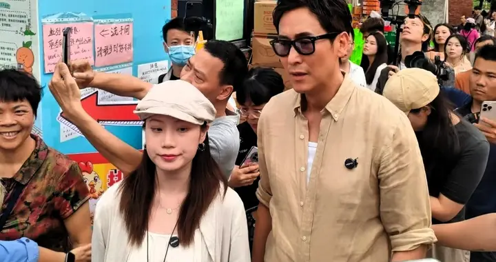 马德钟带助理进店助理喊人让开老莫不为所动按老规矩排队不搞特权