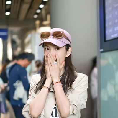 优优时尚穿搭：5月14日，李冰冰现身机场