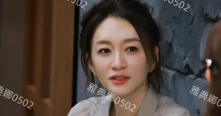 李小冉本人好年轻好美，一点看不出她比唐艺昕大11岁皮肤白到发光
