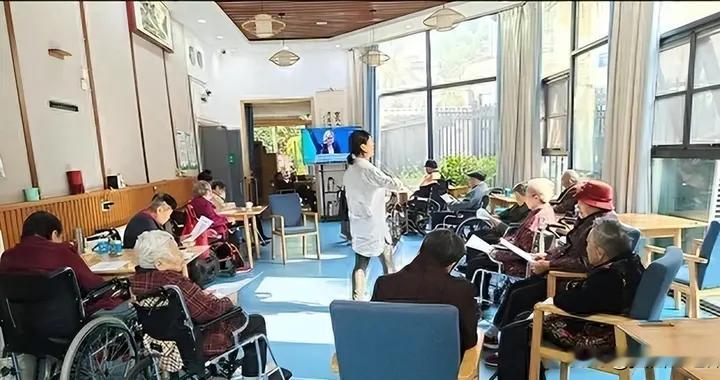 日本养老体系彻底崩塌，给中国提个醒：最先倒下的，恐怕不是老人