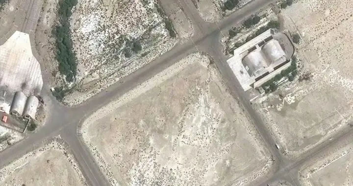 可怕！四枚炸弹排成一线，精度让人后背发凉，同款武器中国也有