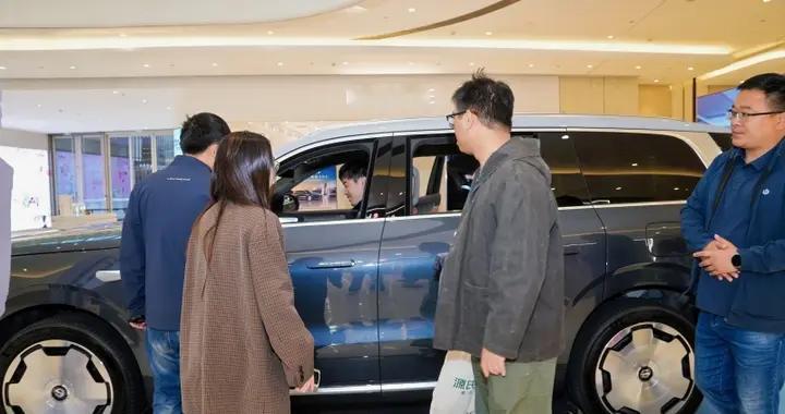 座椅放倒后的空间，零跑D19拉大件很方便