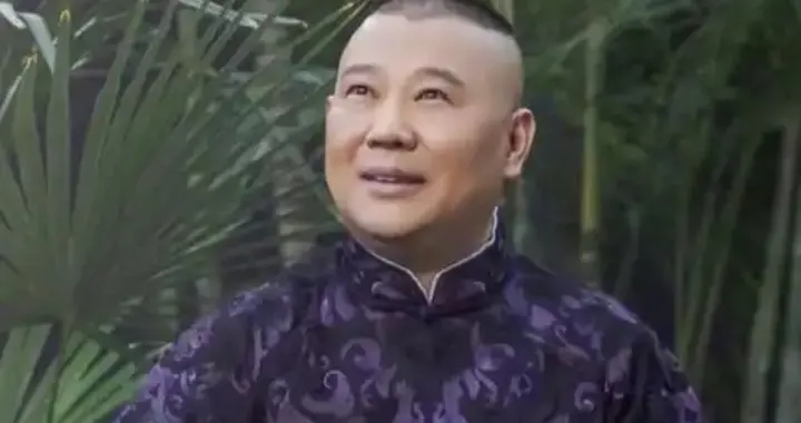 德云社一贯讲究师门礼法，因临场改编红歌，郭德纲被官方立案调查