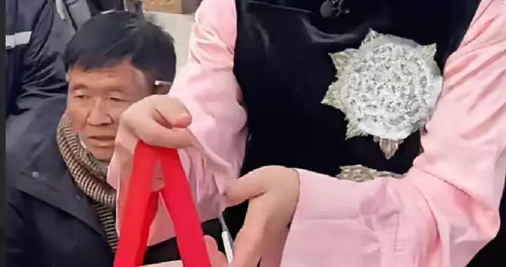 回村给村民发年货，张白鸽的国风穿搭里，藏着最动人的底色