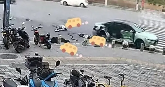 西安十字路口致命碰撞,监控与目击者说法冲突,司机通话引发争议