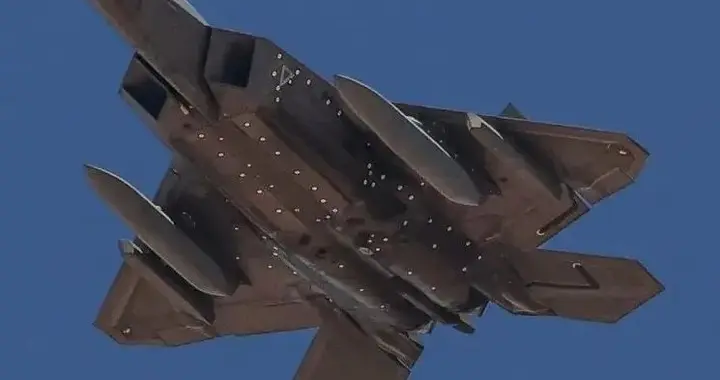 新版F22出现了，多了4个外挂，美国狂言：歼20和歼35都不是对手