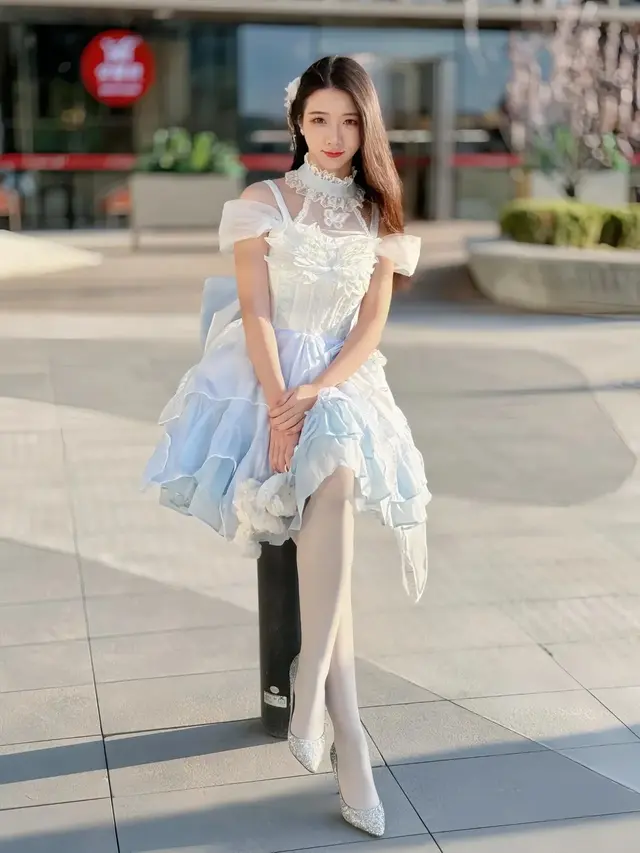 “洛丽塔裙+白袜”，温柔甜美，满满的春日氛围感